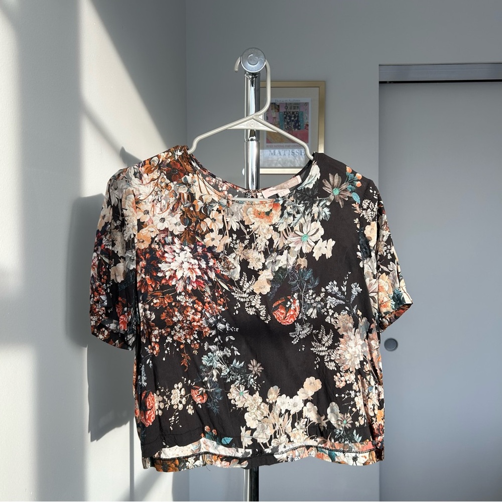 Forever 21 contemporary navy floral top
